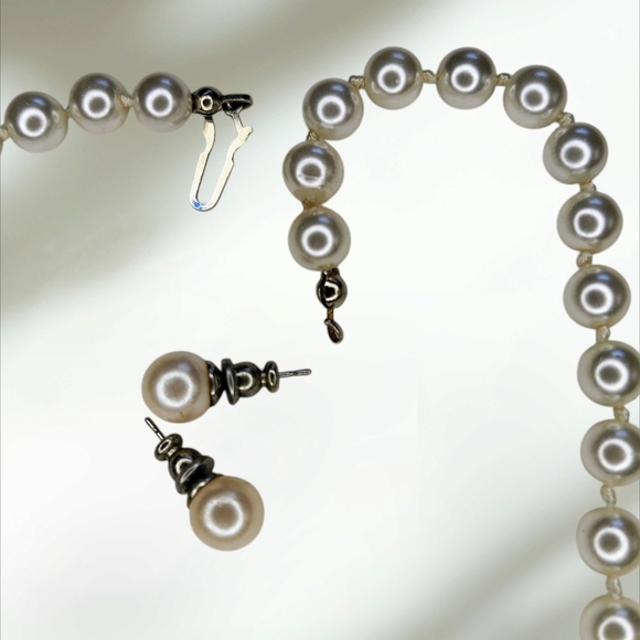 Elegant Pearl Necklace with Yellow Jewelry Box - Picture 10 of 12